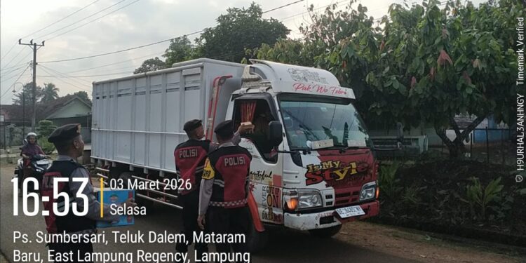 Sat Samapta Polres Lampung Timur Bagikan Takjil di Pasar Sumbersari, Wujud Kepedulian di Bulan Ramadhan
