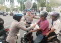 Propam Polda Babel Berbagi Berkah Ramadhan Sembari Sosialisasi QR Yanduan di Titik Nol