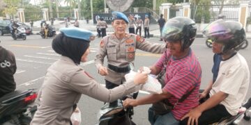 Propam Polda Babel Berbagi Berkah Ramadhan Sembari Sosialisasi QR Yanduan di Titik Nol