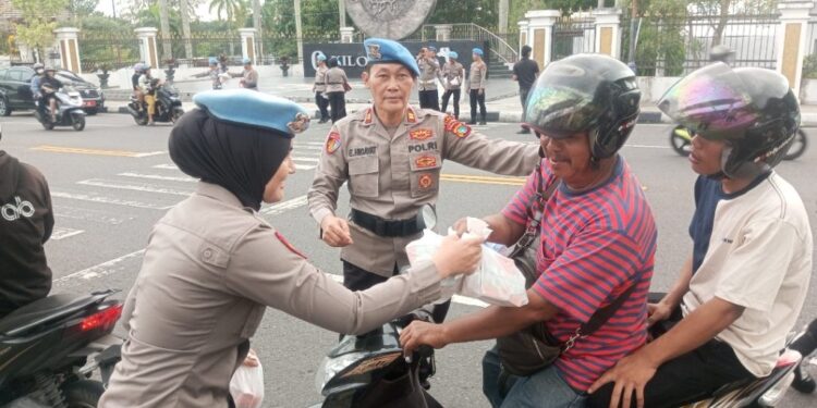 Propam Polda Babel Berbagi Berkah Ramadhan Sembari Sosialisasi QR Yanduan di Titik Nol