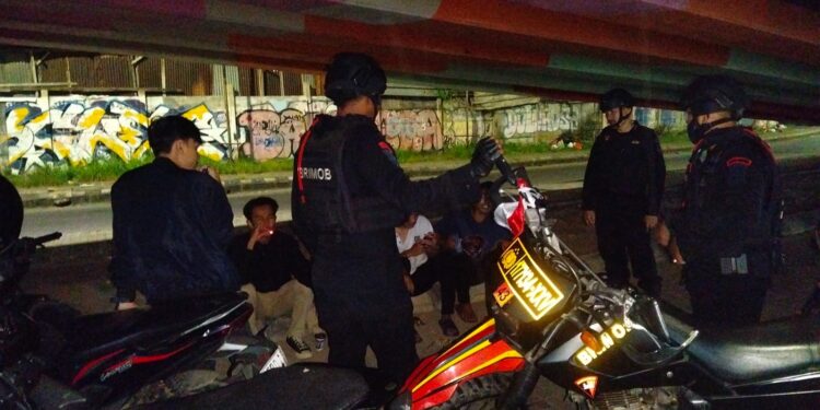 Menjaga Keamanan Waktu Sahur, Brimob Polda Lampung Gelar Patroli di Bandar Lampung