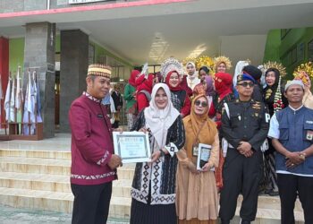 SMP Negeri 17 Bandar Lampung Gelar Peringatan hari Pendidikan Nasional dan pemberian Piagam penghargaan pada Media