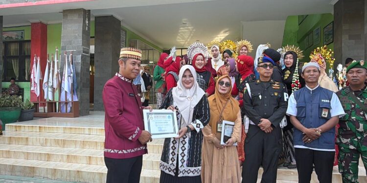 SMP Negeri 17 Bandar Lampung Gelar Peringatan hari Pendidikan Nasional dan pemberian Piagam penghargaan pada Media