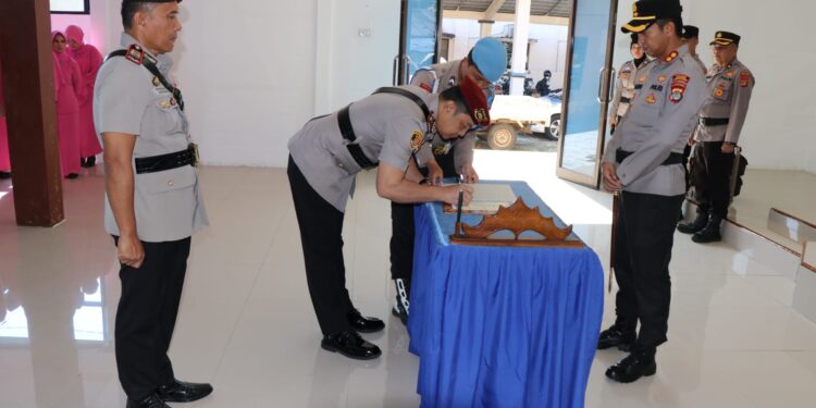 Kapolres Lampung Barat pimpin upacara serah terima jabatan Kasat Narkoba