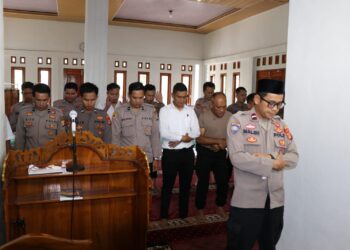 Polres Lampung Barat laksanakan shalat ghaib untuk Brigpol Arya Supena, S.H.