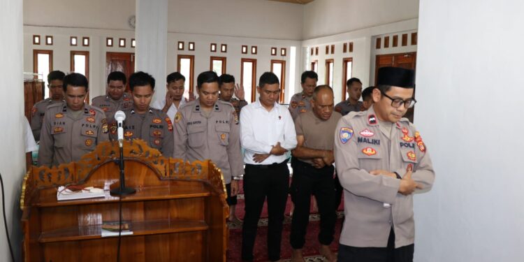 Polres Lampung Barat laksanakan shalat ghaib untuk Brigpol Arya Supena, S.H.