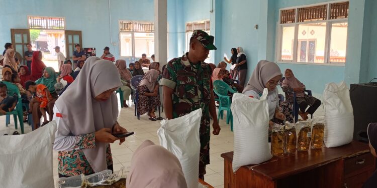 Pastikan Tepat Sasaran, Kodim 0429/Lamtim Kawal Pendistribusian Bantuan Pangan Bulog di 24 Kecamatan