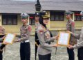 KAPOLRES PESISIR BARAT BERIKAN PENGHARGAAN KEPADA DUA ANGGOTANYA ATAS AKSI PENYELAMATAN BALITA TENGGELAM