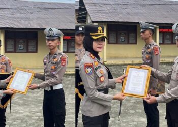 KAPOLRES PESISIR BARAT BERIKAN PENGHARGAAN KEPADA DUA ANGGOTANYA ATAS AKSI PENYELAMATAN BALITA TENGGELAM