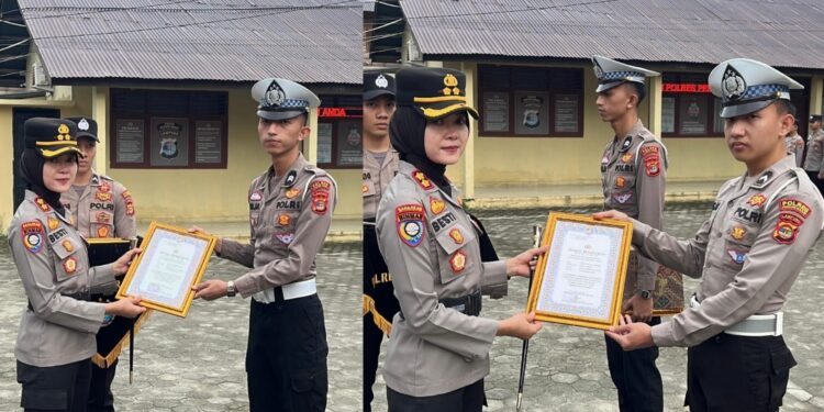 KAPOLRES PESISIR BARAT BERIKAN PENGHARGAAN KEPADA DUA ANGGOTANYA ATAS AKSI PENYELAMATAN BALITA TENGGELAM