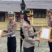 KAPOLRES PESISIR BARAT BERIKAN PENGHARGAAN KEPADA DUA ANGGOTANYA ATAS AKSI PENYELAMATAN BALITA TENGGELAM