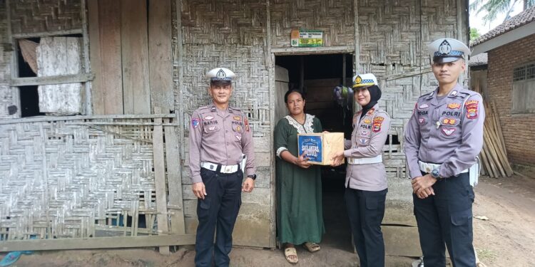 Satlantas Peduli Sentuh Hati Warga Lampung Timur