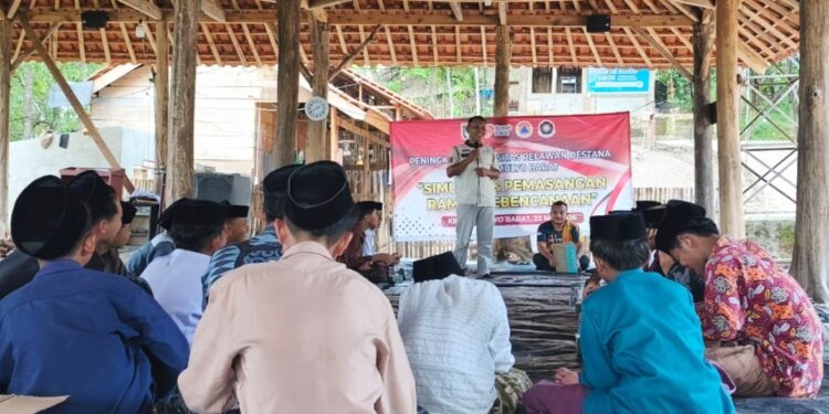 Santri Pondok Pesantren Raudlatul Muttaqin Sumbersari antusias ikuti Simulasi dan Pemasangan Rambu Kebencanaan 