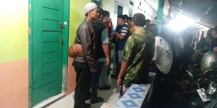 Mahasiswa Perguruan Tinggi di Bandar Lampung di temukan meninggal dunia di dalam kamar Kost Posisi badan terlentang tanpa memakai baju