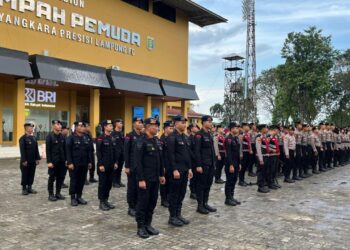 Sat Brimob Polda Lampung Pengamanan Kompetisi Sepak Bola BRI Super League antara Bhayangkara Presisi Lampung FC vs PSBS Biak 