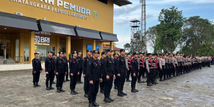 Sat Brimob Polda Lampung Pengamanan Kompetisi Sepak Bola BRI Super League antara Bhayangkara Presisi Lampung FC vs PSBS Biak 