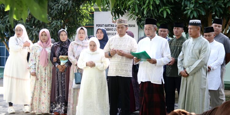 DANDIM 0429/LAMPUNG TIMUR SERAHKAN HEWAN KURBAN USAI SHOLAT IDUL ADHA