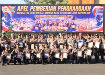Kapolda Lampung Berikan Penghargaan kepada Personel Berprestasi