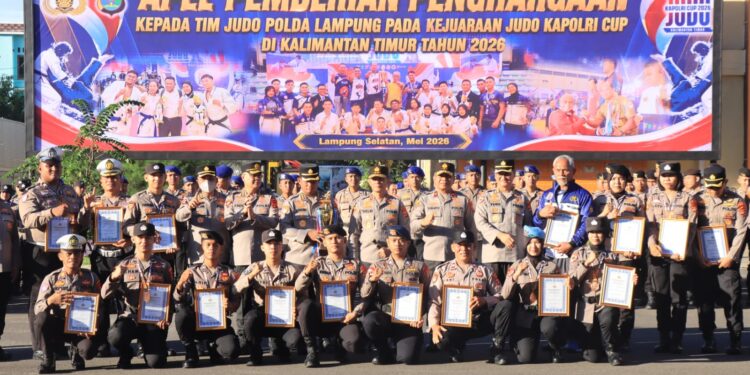 Kapolda Lampung Berikan Penghargaan kepada Personel Berprestasi