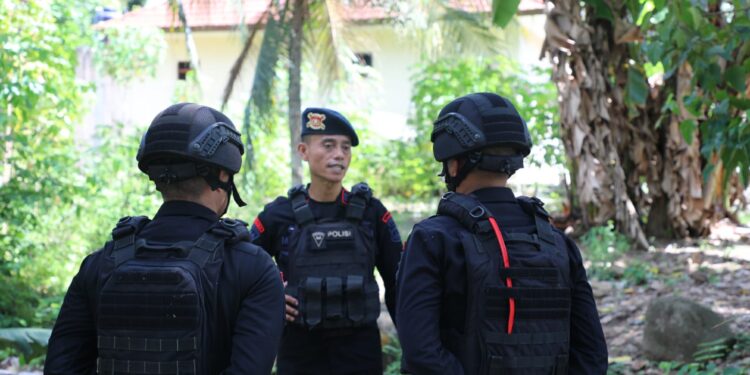 Fast Respon Tim Jibom Brimob Lampung Aman dan Musnahkan Granat Temuan di Polsek Padang Cermin
