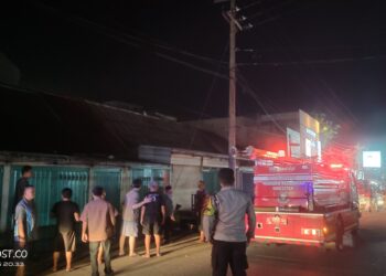 Respon Cepat Damkar dan Polsek Way Jepara Cegah Kebakaran Gudang Plastik di Komplek Pertokoan Pasar