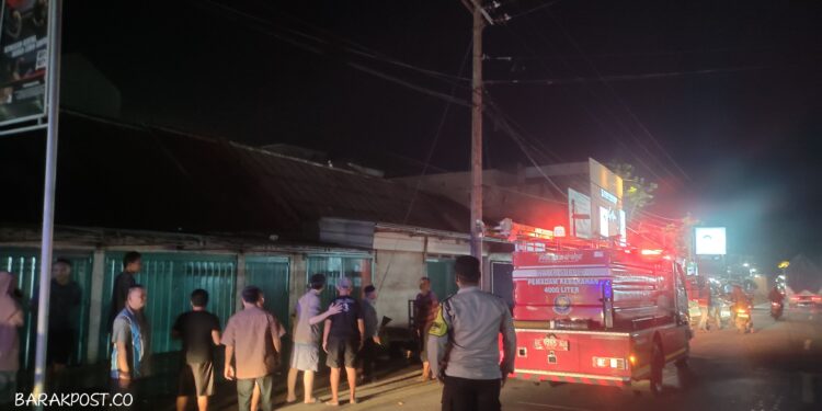 Respon Cepat Damkar dan Polsek Way Jepara Cegah Kebakaran Gudang Plastik di Komplek Pertokoan Pasar
