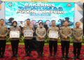 Apresiasi Kinerja Jajaran, Kabid Humas Polda Lampung Serahkan Penghargaan Kehumasan Terbaik di Rakernis 2026