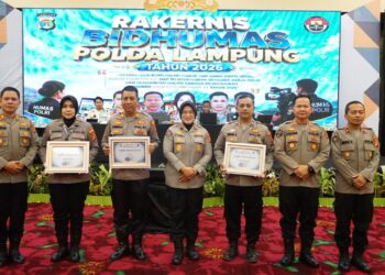 Apresiasi Kinerja Jajaran, Kabid Humas Polda Lampung Serahkan Penghargaan Kehumasan Terbaik di Rakernis 2026