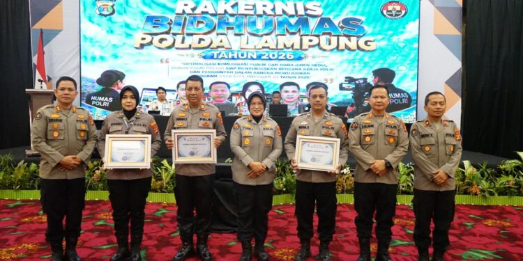 Apresiasi Kinerja Jajaran, Kabid Humas Polda Lampung Serahkan Penghargaan Kehumasan Terbaik di Rakernis 2026