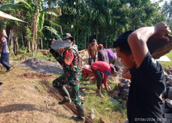 Babinsa Koramil 429-11/SKP Hadir di Tengah Masyarakat, Bedah Rumah Lansia Tidak Layak Huni Wujud Kepedulian Nyata TNI