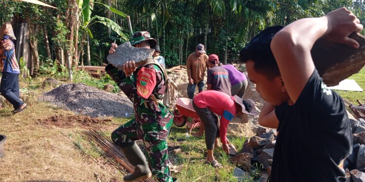 Babinsa Koramil 429-11/SKP Hadir di Tengah Masyarakat, Bedah Rumah Lansia Tidak Layak Huni Wujud Kepedulian Nyata TNI