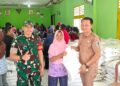 BABINSA KODIM 0429/LAMTIM KAWAL PENDISTRIBUSIAN BANPANG BERAS DAN MINYAK GORENG