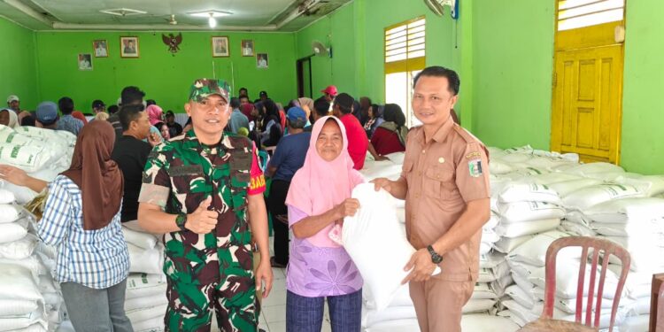 BABINSA KODIM 0429/LAMTIM KAWAL PENDISTRIBUSIAN BANPANG BERAS DAN MINYAK GORENG
