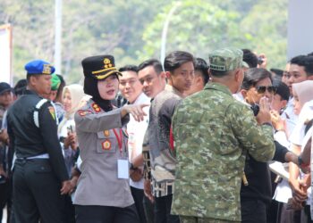 KAPOLRES PESISIR BARAT PIMPIN PENGAMANAN VVIP SAAT KUNJUNGAN PRESIDEN RI DI KABUPATEN PESISIR BARAT
