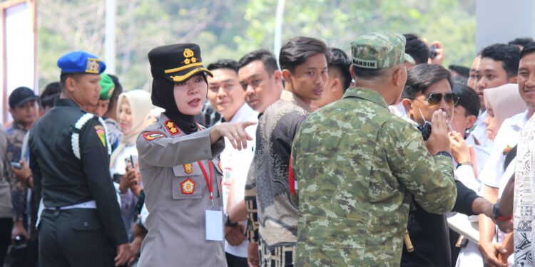 KAPOLRES PESISIR BARAT PIMPIN PENGAMANAN VVIP SAAT KUNJUNGAN PRESIDEN RI DI KABUPATEN PESISIR BARAT