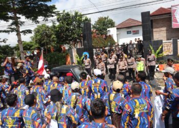 Polres Lampung Barat Amankan Aksi Unjuk Rasa LSM Laskar NKRI di Kejaksaan Negeri Lampung Barat
