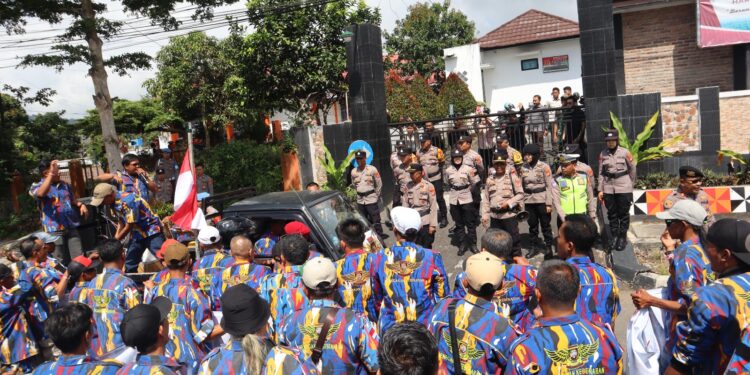 Polres Lampung Barat Amankan Aksi Unjuk Rasa LSM Laskar NKRI di Kejaksaan Negeri Lampung Barat