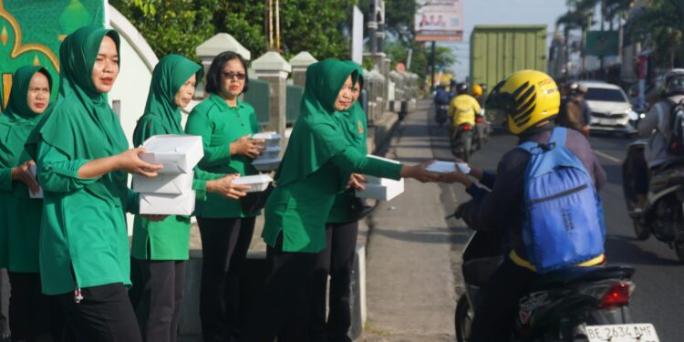 Jumat Berkah Persit KCK Koorcab Rem 043 PD XXI/Radin Inten, Tebar Kepedulian Melalui Aksi Berbagi