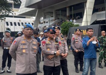 Brimob Lampung Amankan Aksi Unjuk Rasa Aliansi Lampung Tarik Mandat Di Kantor DPRD Provinsi Lampung Berlangsung Aman