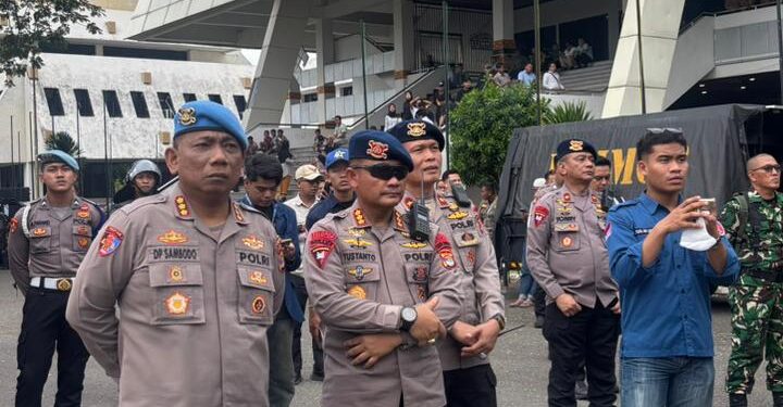 Brimob Lampung Amankan Aksi Unjuk Rasa Aliansi Lampung Tarik Mandat Di Kantor DPRD Provinsi Lampung Berlangsung Aman