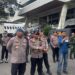 Brimob Lampung Amankan Aksi Unjuk Rasa Aliansi Lampung Tarik Mandat Di Kantor DPRD Provinsi Lampung Berlangsung Aman