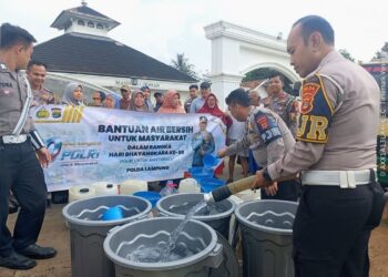 Ditlantas Polda Lampung Salurkan 16.000 Liter Air Bersih untuk 100 KK di Pesawaran Sambut HUT Bhayangkara ke-80