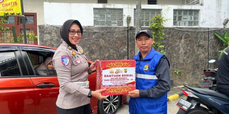 Sambut HUT Bhayangkara ke-80, Ditlantas Polda Lampung Bagikan 1000 Paket Sembako, Ojol Dibekali Safety Riding