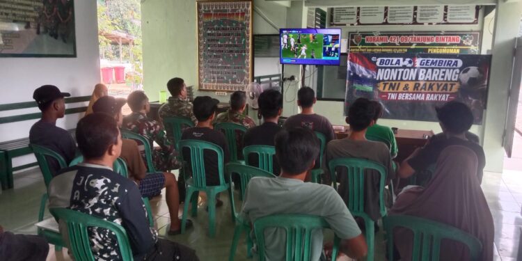Koramil 421-09/Tanjung Bintang Gelar Nobar “Bola Gembira”, Pererat Kebersamaan TNI dan Masyarakat
