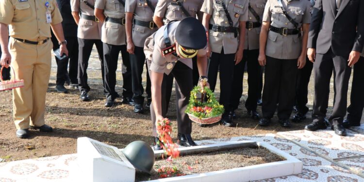 Sambut Hari Bhayangkara ke-80, Polres Lampung Barat Laksanakan Ziarah Rombongan di Taman Makam Pahlawan