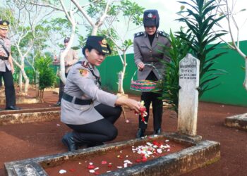Polres Lampung Timur Gelar Upacara Ziarah Dalam Rangka Hari Bhayangkara Ke-80