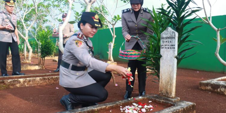 Polres Lampung Timur Gelar Upacara Ziarah Dalam Rangka Hari Bhayangkara Ke-80
