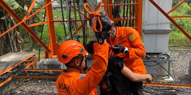 Tim SAR Gabungan Evakuasi Pria yang Naik Tower Telekomunikasi, Korban Selamat