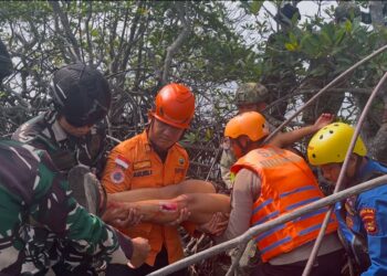 SIMULASI EVAKUASI KORBAN BENCANA, PERSONEL SATBRIMOB POLDA LAMPUNG IKUTI LATGABMA MALINDO DARSASA 12AB/2026 DI PANTAI PURI GADING