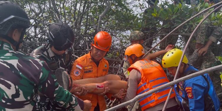 SIMULASI EVAKUASI KORBAN BENCANA, PERSONEL SATBRIMOB POLDA LAMPUNG IKUTI LATGABMA MALINDO DARSASA 12AB/2026 DI PANTAI PURI GADING